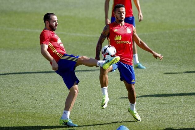 Fußball, Training Nationalteam Spanien Players of the Spanish national team Nationalteam (L to R) Carvajal and Thiago attend the team s training session at Las Rozas, on the outskirts of Madrid, Spain, on 03 September 2016. Spain will face Liechtenstein in a FIFA World Cup WM Weltmeisterschaft Fussball 2018 qualifier match on 05 September 2016. EFE Juanjo Martin Spain training !ACHTUNG: NUR REDAKTIONELLE NUTZUNG!  20160903-636085018560347153