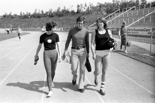 Gemeinsames Training der westdeutschen Sprinterinnen 1972 in Bonn, v.li.: Rita Wilden, Trainer Gerd Osenberg, Heide Rosendahl