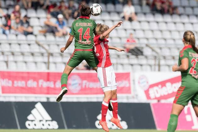 Im Bild Cinzia ZEHNDER (SC Freiburg, 14) gewinnt das Kopfballduell gegen Vivianne MIEDEMA (FC Bayern München, 10) xmfx