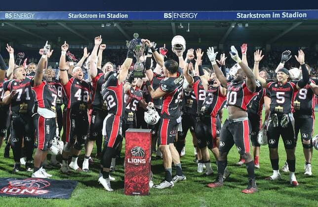 Nordmeister NY Lions Braunschweig, hier mit Pokal
