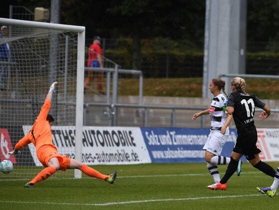 04.09.2016, xblx, Fussball 1.Bundesliga Damen, 1.FFC Frankfurt - Borussia Moenchengladbach, emspor v.l. Jasmin Hamann (Borussia Mönchengladbach), Mandy Islacker (1.FFC Frankfurt) Goal scored, Tor zum 1:0 Frankfurt am Main