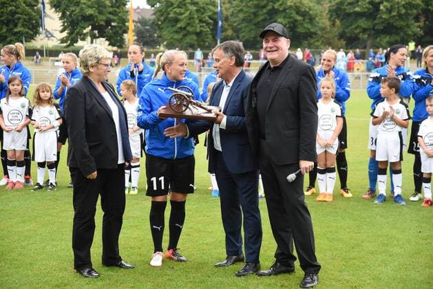04.09.2016 Frankfurt am Main, Allianz Frauen-Bundesliga Saison 2016 2017 FFC Frankfurt - Borussia Mönchengladbach Torjägerkanone für Mandy Islacker (FFC Frankfurt) überreicht durch Chefredakteur Rainer Franzke, rechts FFC-Manager Siegfried Dietrich, links Margit Stoppa ist die Vorsitzende des Ausschusses für Frauen- und Mädchenfußball des DFB