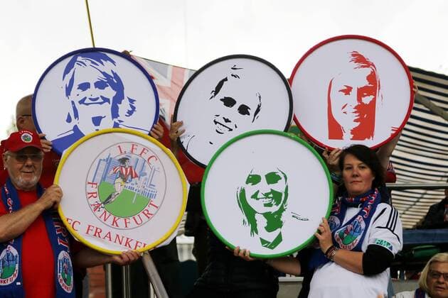 04.09.2016 Frankfurt am Main, Allianz Frauen-Bundesliga Saison 2016 2017 FFC Frankfurt - Borussia Mönchengladbach die FFC Frankfurt Fans Ehren ihre Olympiasiegerinnen Mandy Islacker , Kathrin Hendrich, Sophie Schmidt, Saskia Bartusiak, (FFC Frankfurt),