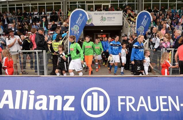 04.09.2016, xblx, Fussball 1.Bundesliga Damen, 1.FFC Frankfurt - Borussia Moenchengladbach, emspor v.l. Einlauf der Teams Frankfurt am Main