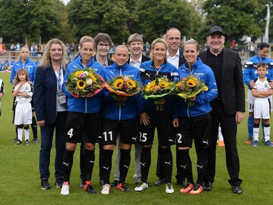 04.09.2016, xblx, Fussball 1.Bundesliga Damen, 1.FFC Frankfurt - Borussia Moenchengladbach, emspor v.l. Ehrung Olympiasiegerinnen, Kathrin Hendrich (1.FFC Frankfurt), Mandy Islacker (1.FFC Frankfurt), Vize Praesidentin Annelie Hauptvogel (1.FFC Frankfurt), Saskia Bartusiak (1.FFC Frankfurt), Innenminister Peter Beuth, Sophie Schmidt (1.FFC Frankfurt), Manager Siegfried Siggi Dietrich (1.FFC Frankfurt) Frankfurt am Main