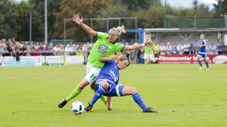 vl Alexandra Popp (Alex Popp, Wolfsburg, 11) gegen Anne van Bonn (Sand, 7) Zweikampf, Duell, duell, tackle, Tackling, Aktion, action, Fußball,Allianz Frauen Bundesliga, SC Sand - VfL Wolfsburg, xtgx