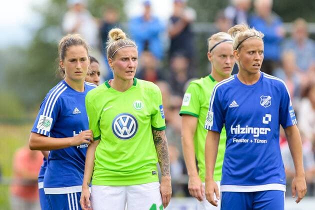 Anja Mittag (Wolfsburg, 41) (2.vl.) beim Eckball, links Ex-Wolfsburgerin Laura Vetterlein, Fußball,Allianz Frauen Bundesliga, SC Sand - VfL Wolfsburg, xtgx