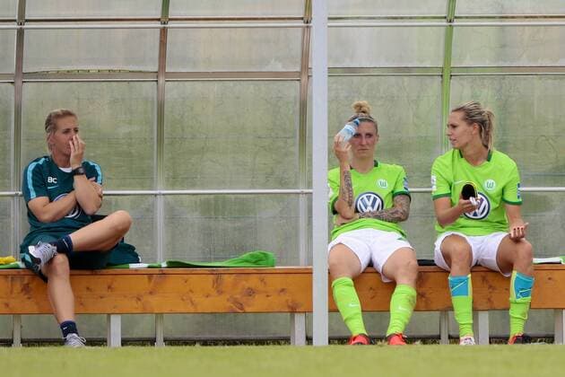 vl Co-Trainerin Britta Carlson (Wolfsburg), Anja Mittag (Wolfsburg, 41), Lena Goeßling (Goessling, Wolfsburg, 28) enttäuscht, frustriert, niedergeschlagen Enttäuschung, Frust, disappointed, Fußball,Allianz Frauen Bundesliga, SC Sand - VfL Wolfsburg, xtgx