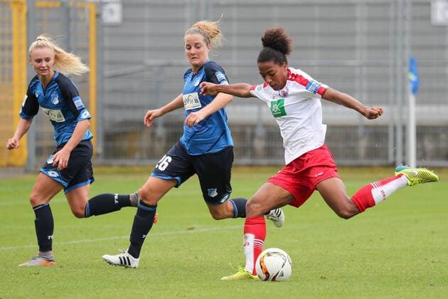 v.li.: Judith Steinert (TSG, 19), Sophie Howard (TSG, 26), Eseosa Aigbogun (Potsdam, 16) beim Torschuss, Fussball, Allianz Frauen-Bundesliga, TSG 1899 Hoffenheim - 1. FFC Turbine Potsdam, xozx
