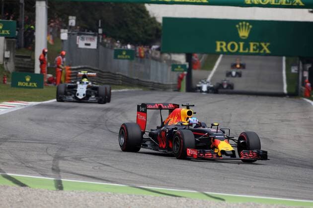 Italian Grand Prix, Monza 01 - 04 September 2016 04.09.2016 - Race, Daniel Ricciardo (AUS) Red Bull Racing RB12 leads Sergio Perez (MEX) Sahara Force India F1 VJM09 