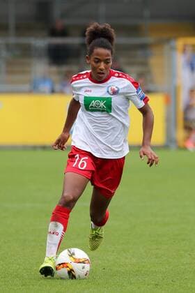 Eseosa Aigbogun (Potsdam, 16) am Ball, Freisteller, Ganzkörper, Einzelbild, Aktion, Action, Fussball, Allianz Frauen-Bundesliga, TSG 1899 Hoffenheim - 1. FFC Turbine Potsdam, xozx