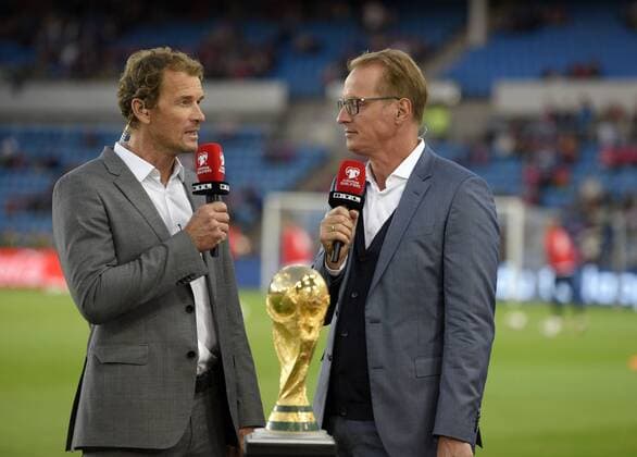 04.09.2016, Fussball WM-Qualifikationsspiel, Norwegen - Deutschland, im Ulleval-Stadion, Oslo. RTL-TV-Kommentator Jens Lehmann (li) am Mikrofon, vor ihm steh der WM-Pokal. 