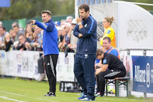 vl Colin Bell (Trainer Sand) gibt Anweisungen, gestikuliert, mit den Armen gestikulieren, gives instructions, gesticulate; Cheftrainer Ralf Kellermann (Wolfsburg) ratlos, Fußball,Allianz Frauen Bundesliga, SC Sand - VfL Wolfsburg, xtgx