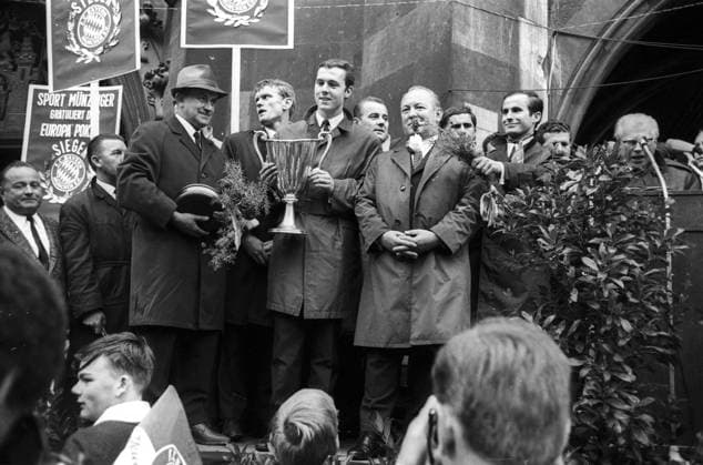 Empfang in München auf dem Marienplatz nach dem Gewinn des Europapokal der Pokalsieger 01.06.1967. FC Bayern München - Glasgow Rangers 1:0 n.V. Sepp Maier, Franz Beckenbauer (mit Pokal) und Trainer Tschik Cajkovski. HM