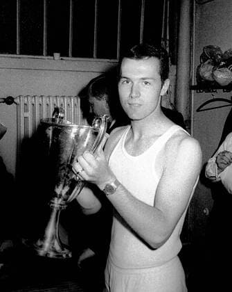 Fussball Europapokal der Pokalsieger 1966 67 Finale in Nürnberg. FC Bayern München - Glasgow Rangers 1:0 n.V. 31.05.1967. Franz Beckenbauer mit dem Pokal in der Kabine. HM