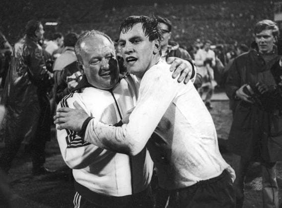 Fussball Europapokal der Pokalsieger 1966 67 Finale in Nürnberg. FC Bayern München - Glasgow Rangers 1:0 n.V. 31.05.1967. Trainer Tschik Cajkovski umarmt den Torschützen zum entscheidenden 1:0 Franz Roth (beide FCB). HM