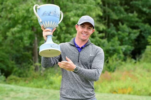 Golft, Deutsche Bank Championship in Boston, Sieger Rory McIlroy Monday, September 5, 2016: Rory McIlroy of Northern Ireland Nordirland poses with the Deutsche Bank Championship trophy after winning the Deutsche Bank Championship tournament with a final tournament score of -15 at the Tournament Players Club, in Norton, Massachusetts. Cal Media PGA Golf Herren 2016: Deutsche Bank Championship SEP 05 - ZUMAc04_