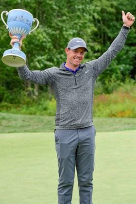 Golft, Deutsche Bank Championship in Boston, Sieger Rory McIlroy Monday, September 5, 2016: Rory McIlroy of Northern Ireland Nordirland poses with the Deutsche Bank Championship trophy after winning the Deutsche Bank Championship tournament with a final tournament score of -15 at the Tournament Players Club, in Norton, Massachusetts. Cal Media PGA Golf Herren 2016: Deutsche Bank Championship SEP 05 - ZUMAc04_