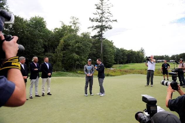 Golft, Deutsche Bank Championship in Boston, Sieger Rory McIlroy Monday, September 5, 2016: Rory McIlroy of Northern Ireland Nordirland poses with the Deutsche Bank Championship trophy after winning the Deutsche Bank Championship tournament with a final tournament score of -15 at the Tournament Players Club, in Norton, Massachusetts. Cal Media PGA Golf Herren 2016: Deutsche Bank Championship SEP 05 - ZUMAc04_