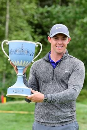 Golft, Deutsche Bank Championship in Boston, Sieger Rory McIlroy Monday, September 5, 2016: Rory McIlroy of Northern Ireland Nordirland poses with the Deutsche Bank Championship trophy after winning the Deutsche Bank Championship tournament with a final tournament score of -15 at the Tournament Players Club, in Norton, Massachusetts. Cal Media PGA Golf Herren 2016: Deutsche Bank Championship SEP 05 - ZUMAc04_