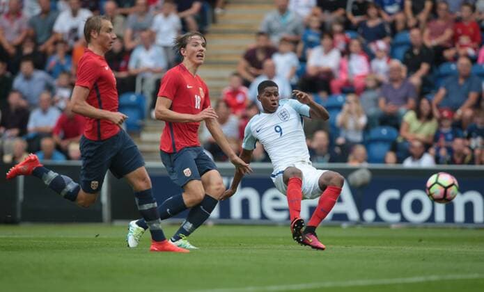 Fußball, U21 EM Quali, England - Norwegen September 6, 2016 - Colchester, England - Marcus Rashford of England U21 U 21 s scores his sides first goal ..during UEFA European U21 Championship..Group 9 Qualifier match between England Under 21 and Norway Under 21.. at The Weston Homes Community Stadium Colchester 6th Sept 2016 England v Norway - UEFA European U21 Championship  - ZUMAn230