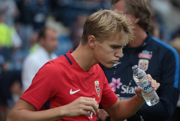 Fußball, U21 EM Quali, England - Norwegen, Martin Ödegaard September 6, 2016 - Colchester, England, United Kingdom - Martin Odegaard of Norway U21 U 21 s during UEFA European U21 Championship Group 9 Qualifier match between England Under 21 and Norway Under 21.. at The Weston Homes Community Stadium in Colchester, England on 6th Sept 2016 England v Norway - UEFA European U21 Championship  - ZUMAn230