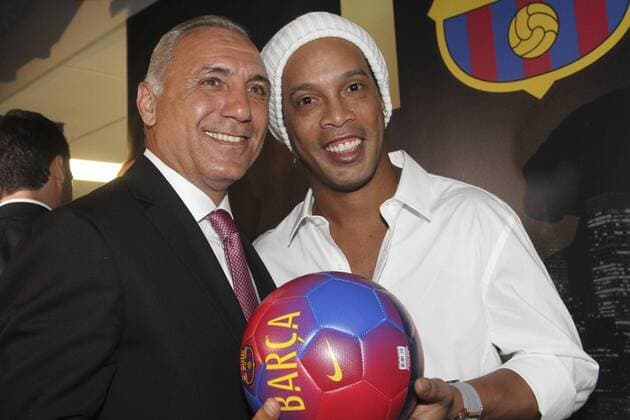 Former Barcelona player Ronaldinho Gaucho (R) and former Bulgarian player Hristo Stoichkov participate in the launching event of the new headquarters of the club in Park Avenue, New York City, United States, 06 September 2016. The FC Barcelona Barca inaugurated its new NY office to expand its global brand and strengthen its alliances with the United States, where the club has commercial colaborations and charity projects for childhood. BARCELONA INAUGURATES NY OFFICE TO EXPAND GLOBAL BRAND !ACHTUNG: NUR REDAKTIONELLE NUTZUNG!  NYC001 20160907-636088121089048097