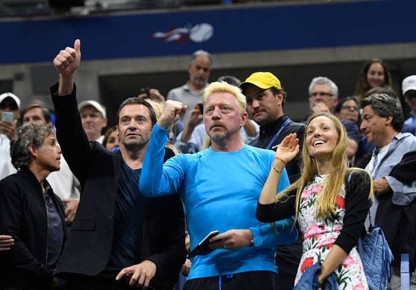 US Open Tennis 2016 Flushing Meadow New York,USA Der Schauspieler Hugh Jackman jubelt mit Boris Becker und Jelena Djokovic dem Sieger des heutigen Viertelfinales ,Novak Djokovic zu
