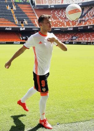 Bilder des Tages - SPORT Spanish striker Munir El Haddadi poses during his presentation as new player of Valencia at Mestalla stadium in Valencia, eastern Spain, 07 September 2016. Munir arrives to the Spanish club on loan from FC Barcelona Barca with a purchase option. EFE Kai Foersterling MUNIR EL HADDADI, NEW PLAYER OF VALENCIA !ACHTUNG: NUR REDAKTIONELLE NUTZUNG!  V.05 20160907-636088551730373480