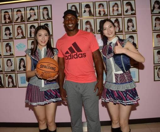 Retired NBA Basketball Herren USA star Chauncey Billups, center, poses with Dai Meng, left, and Wu Zhehan, right, of Chinese girl group SNH48 at their concert in Shanghai, China, 7 September 2016. Chauncey Billups highlights SNH48 performance with his wife in Shanghai  pbu500515_08
