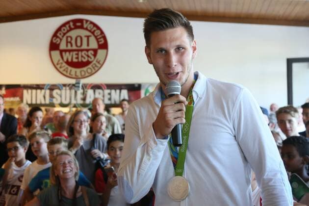 Bilder des Tages - SPORT Niklas Süle (TSG 1899 Hoffenheim) wird im Vereinsheim von seinem ehemaligen Verein Rot-Weiss Walldorf und seiner Heimatstadt geehrt für den Gewinn der Silbermedaille in Rio