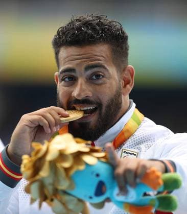 Bilder des Tages - SPORT Spanish athlete Kim Lopez Gonzalez bites his gold medal after the Paralympic Games Rio 2016 Men s Shot Put F12 Final, at the Olympic Stadium in Rio de Janeiro, Brazil, 08 September 2016. EFE Marcelo Sayao MEN S SHOT PUT F12 FINAL !ACHTUNG: NUR REDAKTIONELLE NUTZUNG!  RIO001 20160908-636089595502076457