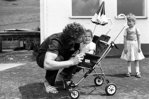 FC Bayern München, Trainingslager in Sonthofen, Torwart Jean Marie Pfaff küsst ein Baby