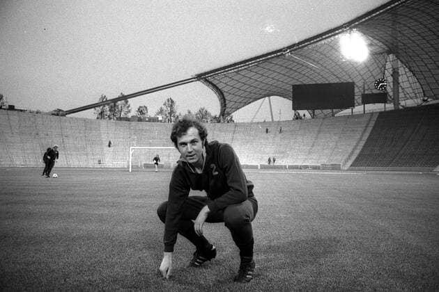 FC Bayern München, 1. Training im Olympiastadion, Franz Beckenbauer prüft das Geläuf