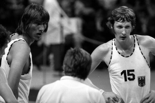 Länderspiel BR Deutschland gegen die UdSSR als Test der olympischen Basketballhalle in München, re. Norbert Thimm