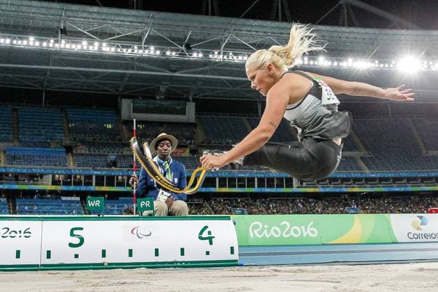 Bilder des Tages - SPORT Rio 2016 Paralympic Games; Rio de Janeiro, 10.09.2016 Gold fuer Vanessa Low (GER TSV Bayer 04 Leverkusen) waehrend der Rio 2016 Paralympic Games am 10.09.2016 im Estadio Olimpico Joao Havelange in Rio de Janeiro (Brazil). Gold: Vanessa Low (GER TSV Bayer 04 Leverkusen) during the Rio 2016 Paralympic Games at Estadio Olimpico Joao Havelange, Rio de Janeiro (Brazil) on 2016-09-10. xakx