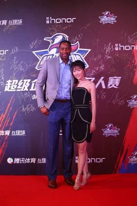 NBA, Hall of Fame Game in Shanghai, roter Teppich SHANGHAI, CHINA - SEPTEMBER 10: American retired professional basketball player Tracy McGrady (L) poses at red carpet of the 2016 Super Penguin Basketball Hall of Fame game on September 10, 2016 in Shanghai, China.  CFP491710044 