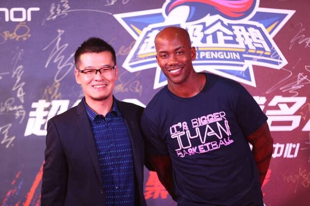 NBA, Hall of Fame Game in Shanghai, roter Teppich SHANGHAI, CHINA - SEPTEMBER 10: American retired professional basketball player Stephon Marbury (R) and Chinese basketball commentator Yang Yi pose at red carpet of the 2016 Super Penguin Basketball Hall of Fame game on September 10, 2016 in Shanghai, China.  CFP491710049 