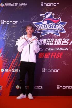 NBA, Hall of Fame Game in Shanghai, roter Teppich SHANGHAI, CHINA - SEPTEMBER 10: Chinese singer and actor Kris Wu poses at red carpet of the 2016 Super Penguin Basketball Hall of Fame game on September 10, 2016 in Shanghai, China.  CFP491710056 