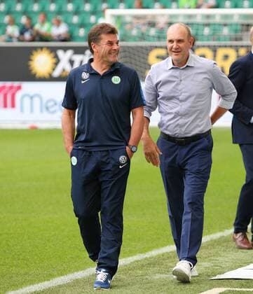 VfL vs Köln 1. BL Wolfsburg, Deutschland. 10.09.2016, FUßBALL - VfL Wolfsburg vs 1. FC Köln, 1. Bundesliga, Saison 2016-2017, Volkswagen Arena. Bild zeigt: Cheftrainer Dieter Hecking (VfL Wolfsburg), Jörg Schmadtke (1. FC Köln) Wolfsburg
