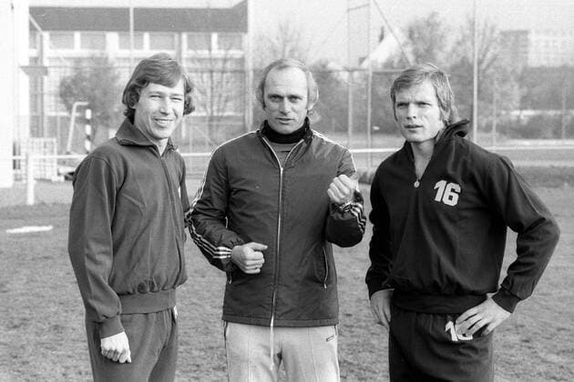 Training FC Bayern München, Trainer Udo Lattek zwischen den beiden Schweden Conny Torstensson und Björn Andersson
