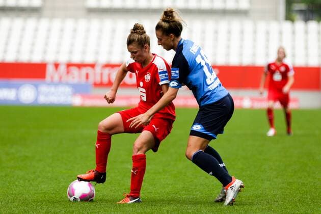 GER, FFBL, SGS Essen vs TSG 1899 Hoffenheim 11.09. 2016, Stadion Essen, Essen, GER, FFBL, SGS Essen vs TSG 1899 Hoffenheim, im Bild Linda Dallmann (Essen 10) setzt sich gegen Anne Fühner (TSG 18) durch Foto @ nordphoto Rauch nordphotox xRauch