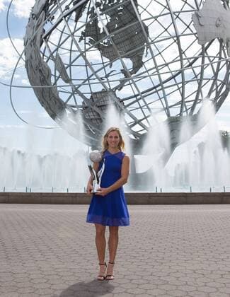 Tennis, Angelique Kerber Fotoshooting in New York ANGELIQUE KERBER (GER) mit dem WTA Tennis Damen Nr.1 Pokal vor der Unisphere Tennis - US Open 2016 - Grand Slam ITF ATP Tennis Herren WTA - USTA Billie Jean King National Tennis Center - New York - New York - USA - 11 September 2016.