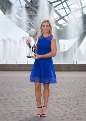 Tennis, Angelique Kerber Fotoshooting in New York ANGELIQUE KERBER (GER) mit dem WTA Tennis Damen Nr.1 Pokal vor der Unisphere Tennis - US Open 2016 - Grand Slam ITF ATP Tennis Herren WTA - USTA Billie Jean King National Tennis Center - New York - New York - USA - 11 September 2016.