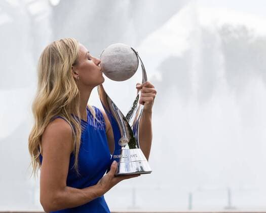 Themen der Woche - SPORT Bilder des Tages - SPORT Tennis, Angelique Kerber Fotoshooting in New York ANGELIQUE KERBER (GER) mit dem WTA Tennis Damen Nr.1 Pokal vor der Unisphere Tennis - US Open 2016 - Grand Slam ITF ATP Tennis Herren WTA - USTA Billie Jean King National Tennis Center - New York - New York - USA - 11 September 2016.