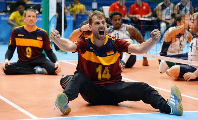 Bilder des Tages - SPORT Rio de Janeiro , Paralympics , Sitzvolleyball Deutschland vs. USA , Jubel Torben Schiewe ( GER