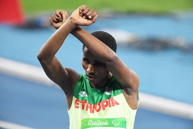 Bilder des Tages - SPORT Rio Paralympics 2016, Äthiopier Tamiru Demisse zeigt im Ziel Protestzeichen Tamiru Demisse (ETH), SEPTEMBER 11, 2016 - Athletics : Men s 1500m T13 Final at Olympic Stadium during the Rio 2016 Paralympic Games in Rio de Janeiro, Brazil. Noxthirdxpartyxsales  (dlra017473)