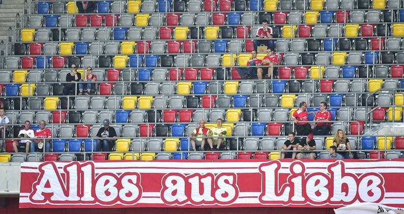 Fußball, Stadiongeschichte Fortuna Düsseldorf 11.09.2016 - Fussball - Saison 2016 2017 - 2. Fussball - Bundesliga - 04. Spieltag: Fortuna Düsseldorf - SpVgg Greuther Fürth - MeZi - Feature Impression Symbolbild Symbolfoto - Zaunfahne Alles aus Liebe - leere Ränge