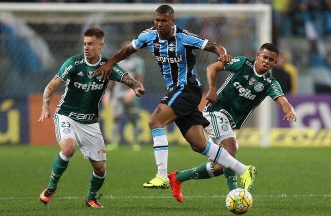 Gr?mio x Palmeiras PORTO ALEGRE, RS - 11.09.2016: GRÊMIO X PALMEIRAS - Players Róger Guedes and Gabriel Jesus (D), the SE Palmeiras, vying ball Walace player, Grêmio FPA during match valid for the twenty-fourth round of the Brazilian Championship, Serie A, the Grêmio Arena. (Photo: Cesar Greco Fotoarena) x1202446x  CesarxGreco
