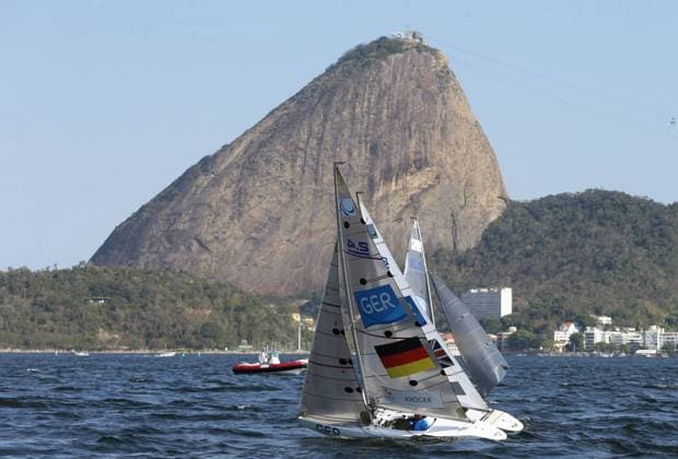 Bilder des Tages - SPORT Rio de Janeiro , Paralympics , Segeln , Klasse 2,4m , Heiko Kröger ( GER ) , im Hintergrund der Zuckerhut